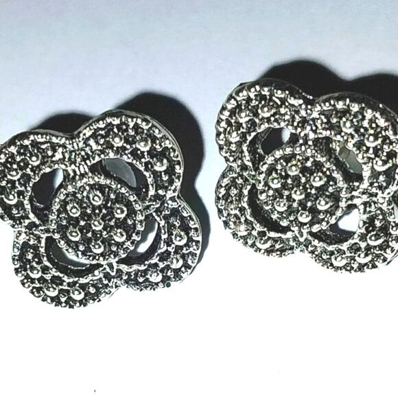 Vintage geometric cutout carved stud earrings - Picture 2 of 6